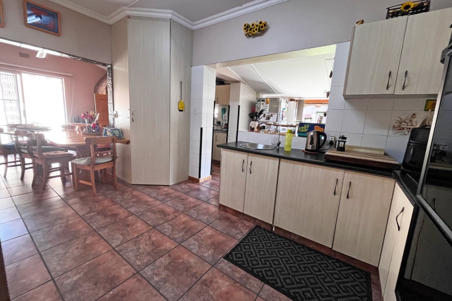 6 Bedroom Property for Sale in Hartenbos Central Western Cape